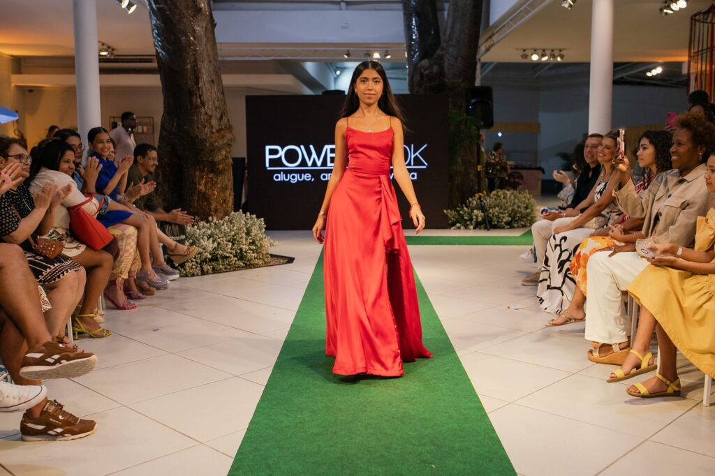 Helena Strada celebra volta às passarelas em desfile na Casa Fróes