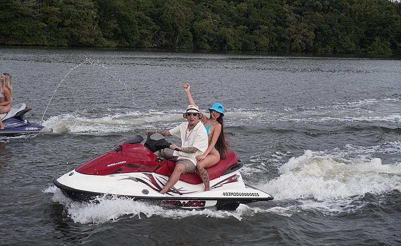Mc Guimê é criticado por usar jetski antigo em clipe, mas fãs defendem: “Feliz no Simples!