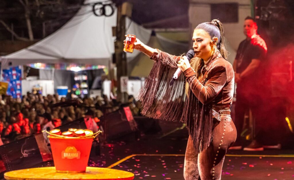 Com drone e lata junina decorada, Simone Mendes brinda Campina Grande com Brahma em noite inesquecível de São João