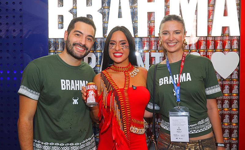Isabelle, cunhã-poranga do Garantido, prestigia o Camarote Brahma após apresentação no Bumbódromo
