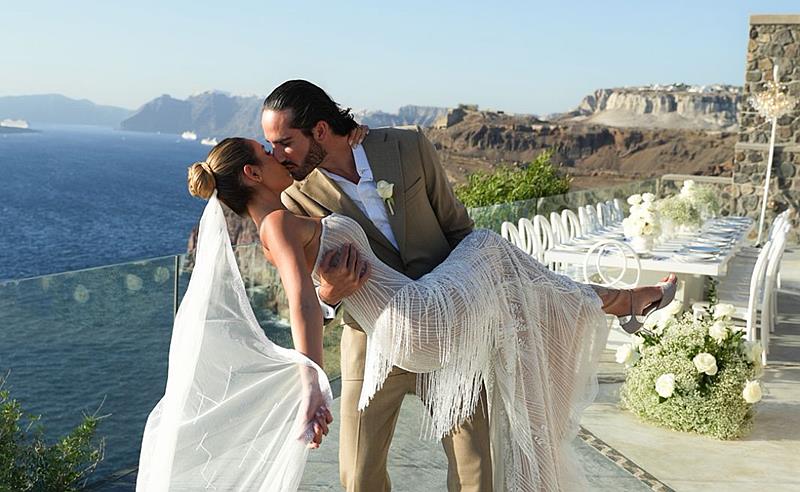 Casamento de luxo em Santorini reúne convidados de 11 estados brasileiros e 5 países