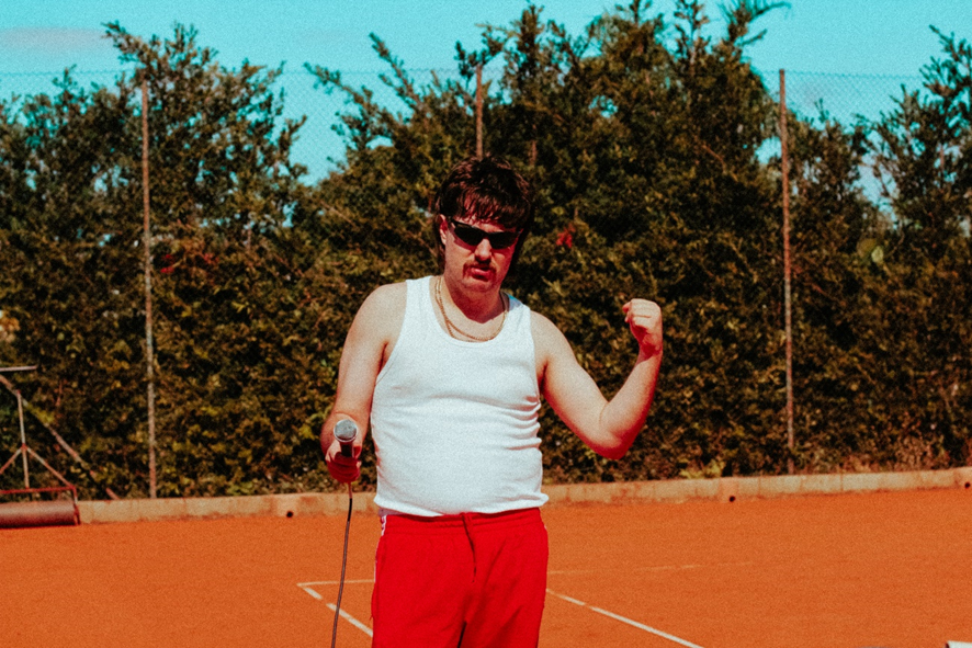 Bonito, pop, fluido e excêntrico. Em novo EP, VINCES não tem vergonha de ser millennial