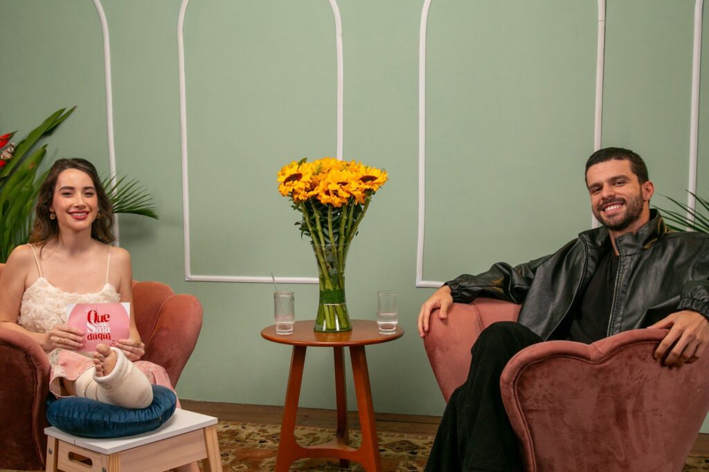 De Minas para o Mundo : Lucas Miranda detalha trajetória, o “Divisor de Águas” de “Vermelho Sangue” e o lançamento de seu primeiro EP no Podcast “Que Não Saia Daqui”