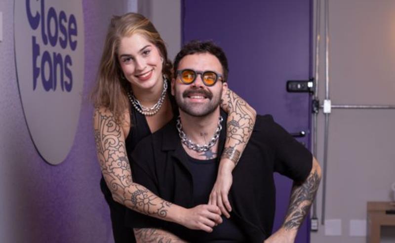 De farda e jaleco para as câmeras: o casal que trocou as profissões por prazer e lucros