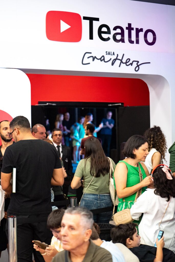 Teatro YouTube foi palco de lançamento de livro de Iberê Thenório neste sábado, 28