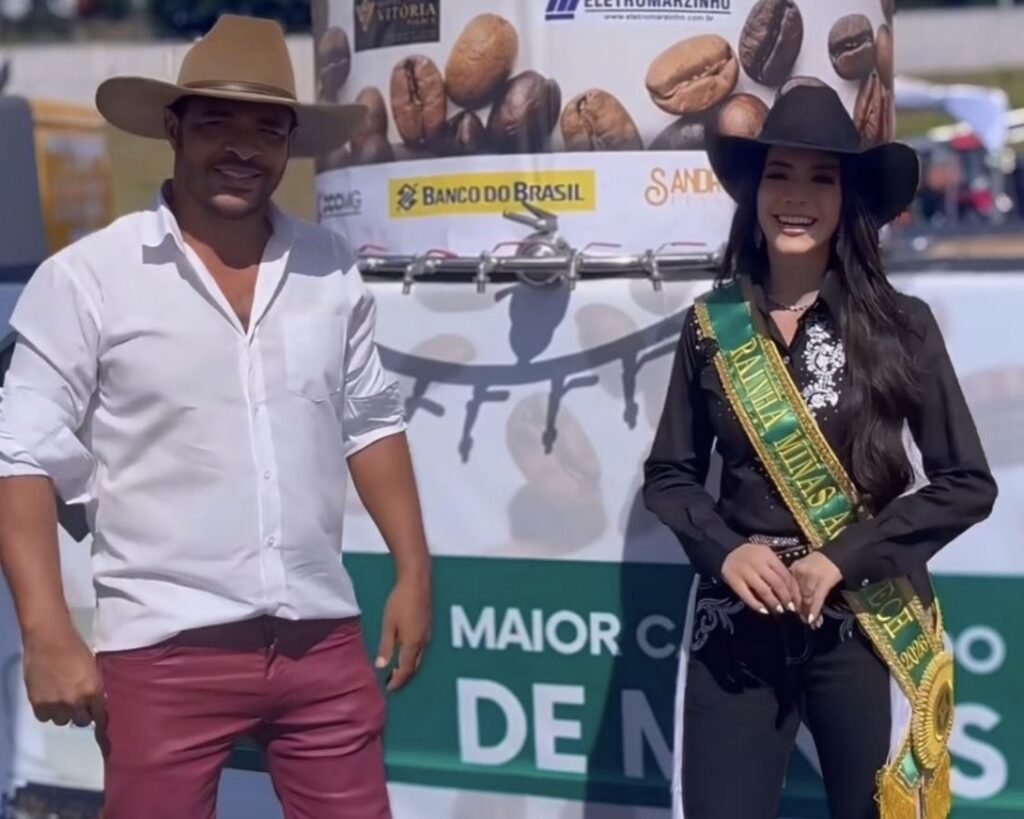Sandro César e a rainha Minas AgroTech Fabíola Jeanne convidam o público para conhecer o maior coador de MG