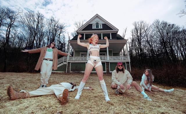 Wet Leg anuncia a edição deluxe do álbum moisturizer e lança o remix de “catch these fists”