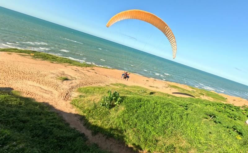 Paulo Rodrigo conquista quinto recorde nacional ao tocar piano durante voo de parapente sobre Canoa Quebrada
