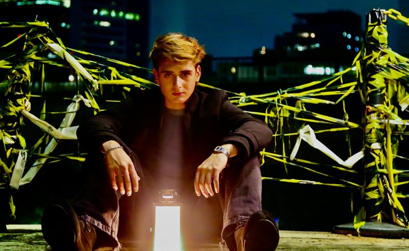 “Sombras da Noite” marca virada de chave de Sam Sabbá no pop romântico