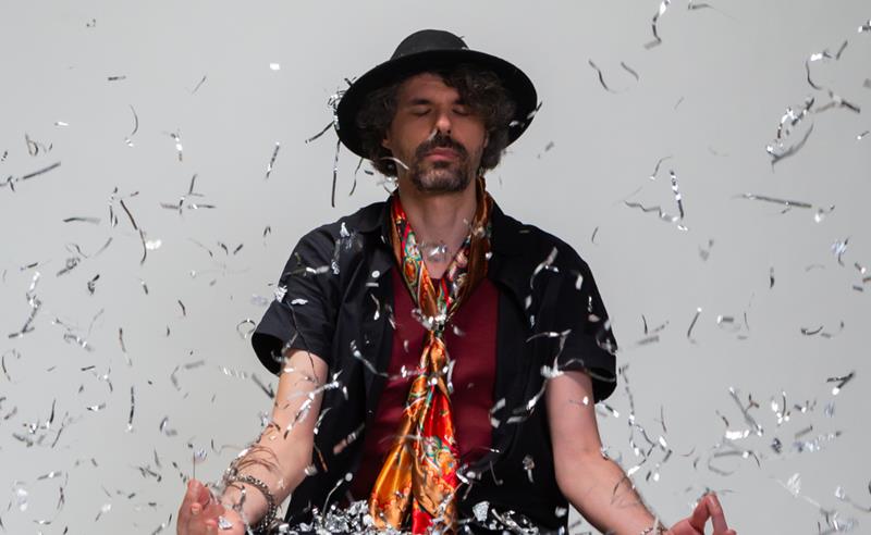 Murilo Muraah explora os labirintos da mente e a psicodelia da meditação no clipe de “Percepção”